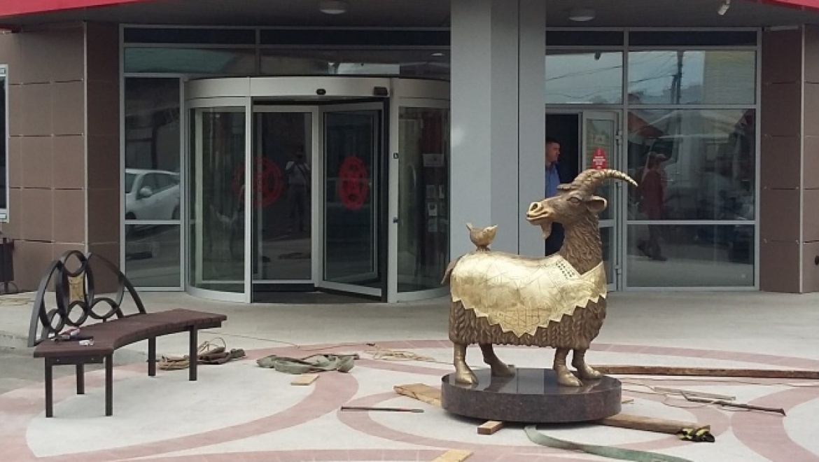 В Оренбурге установили памятник козе