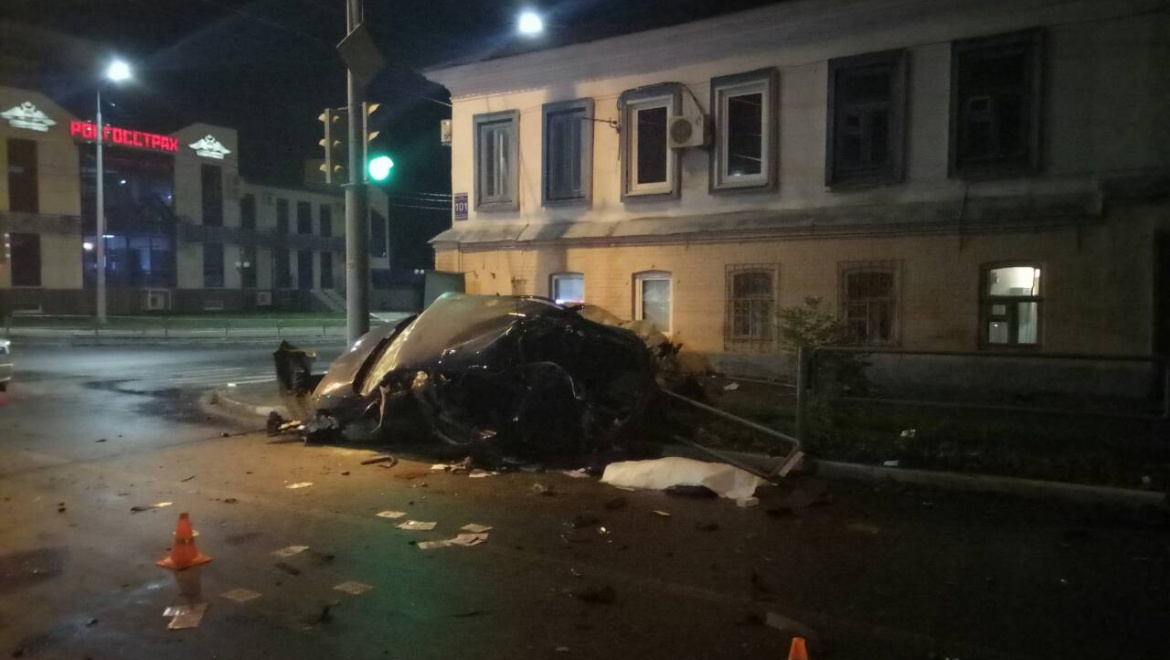 Ночная авария в центре Оренбурга унесла жизнь молодой девушки