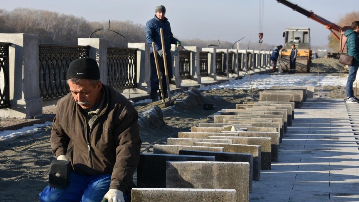 Набережная реки Урал. Работы идут полным ходом!