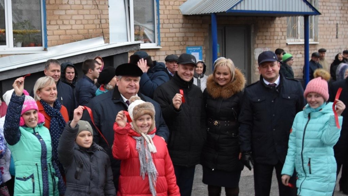 Двор, благоустроенный по мотивам сказки «Дюймовочка» торжественно сдан в эксплуатацию