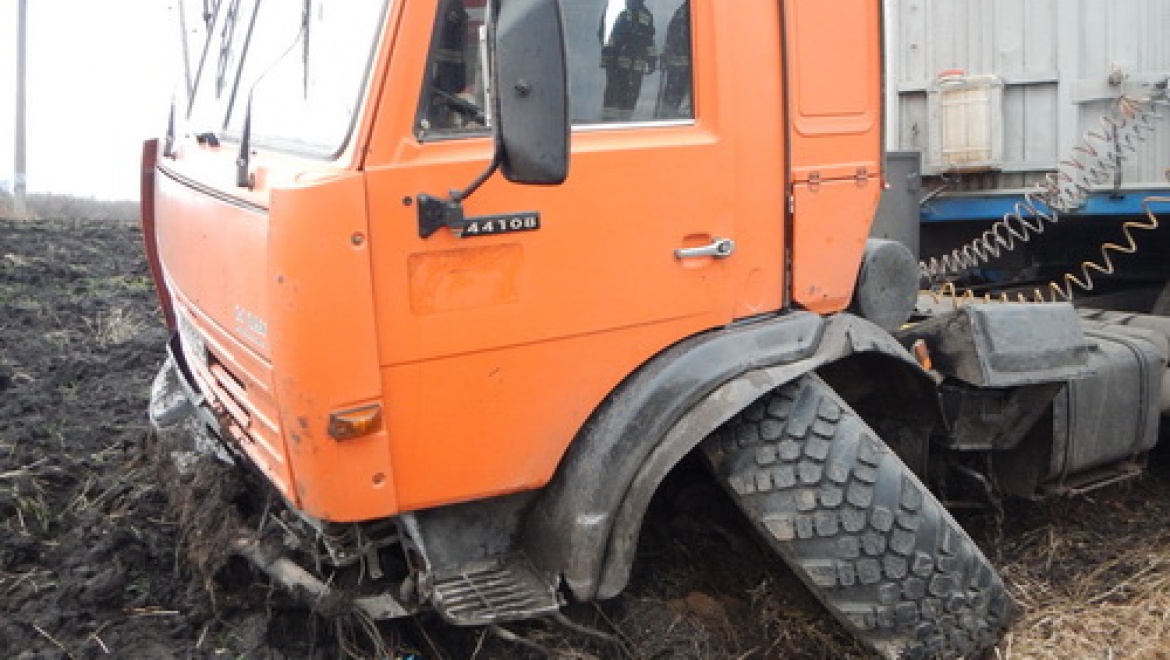 Под Бузулуком столкнулись два "Камаза" и "Ваз"