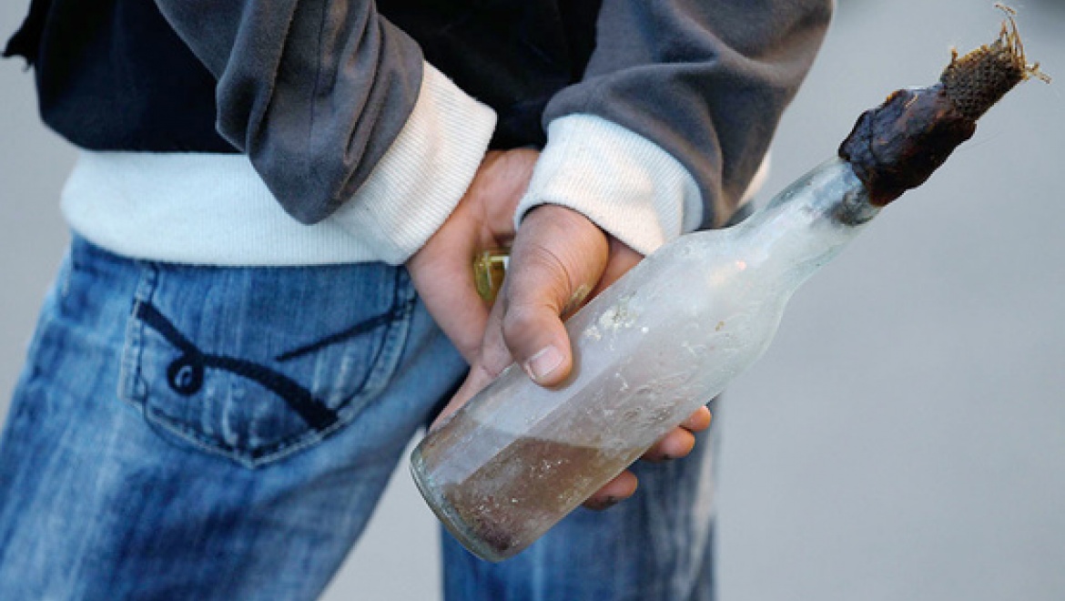 Неизвестный забросил бутылку с горючей жидкостью в кабинет начальных классов