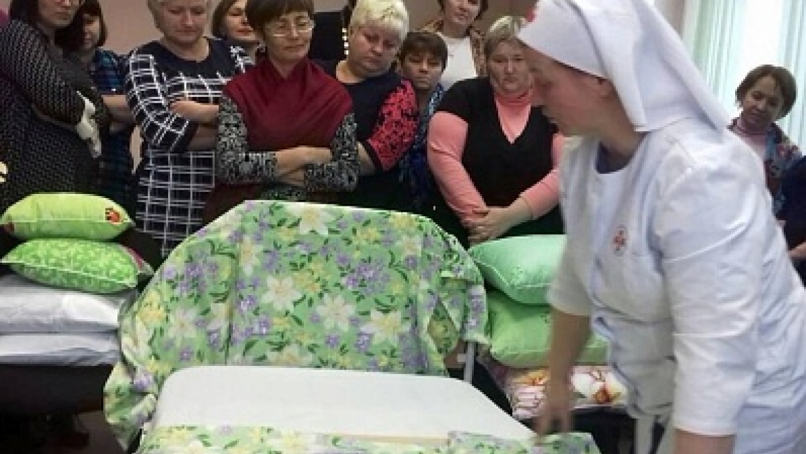 Сестры Свято-Димитриевского сестричества обучают социальных работников уходу за паллиативными больными