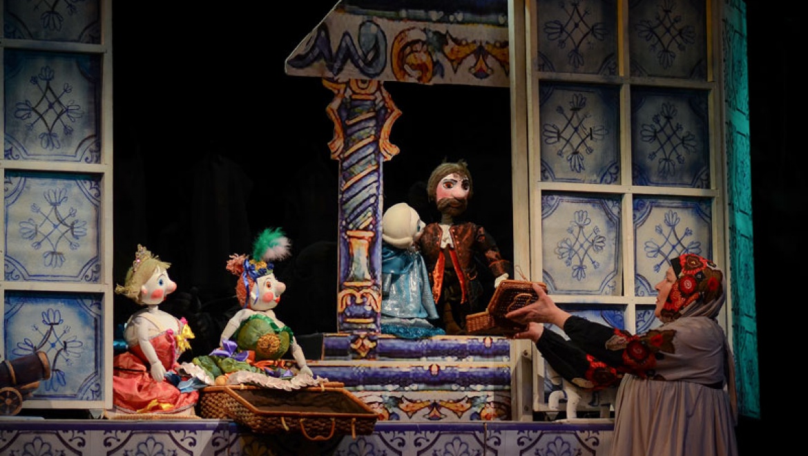Актеры кукольного раскроют новые грани сказки "Аленький цветочек"