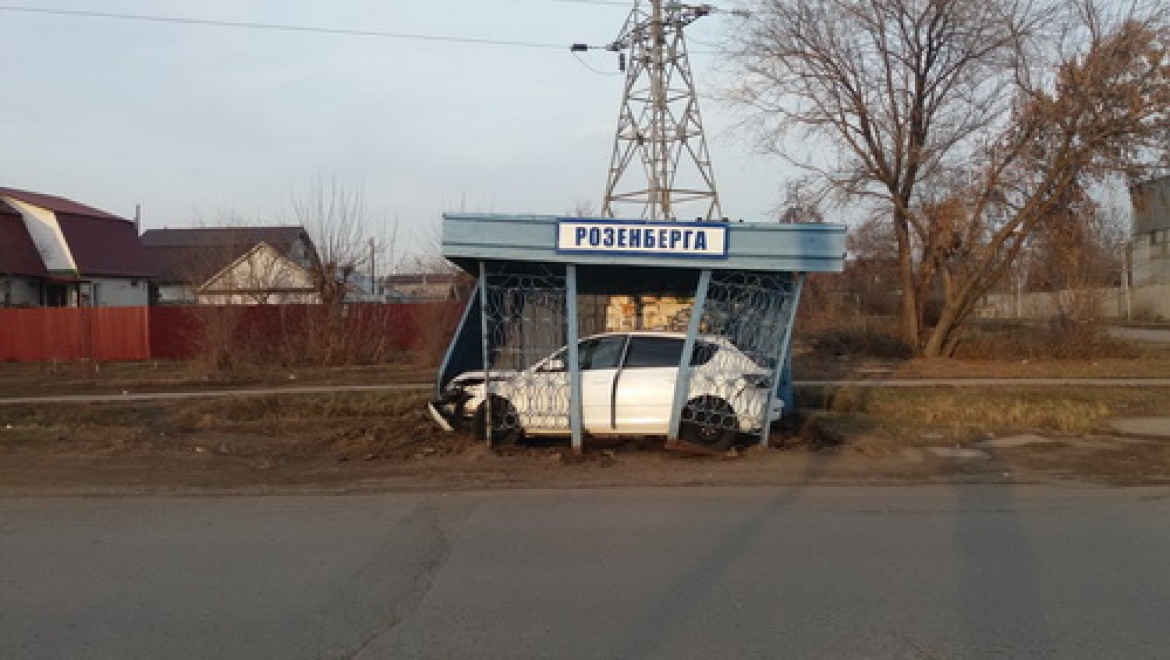 Припарковался: на ул. Западной "Мазда" заехала в остановку