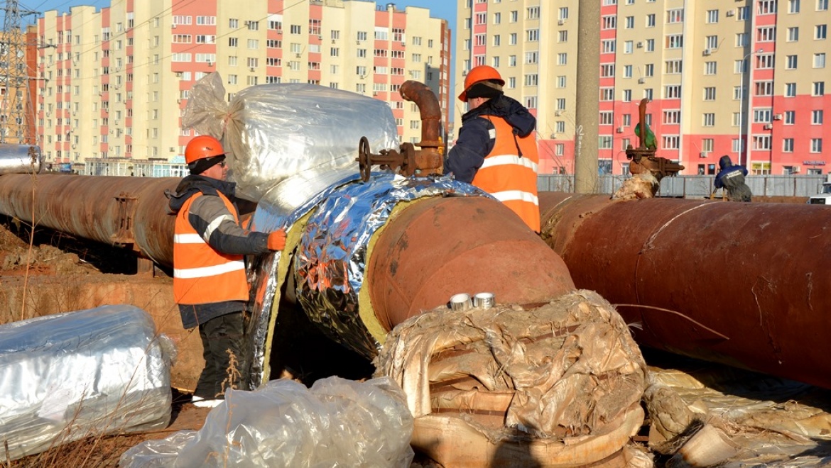 В Оренбурге продолжается работа по восстановлению покрытия трубопроводов