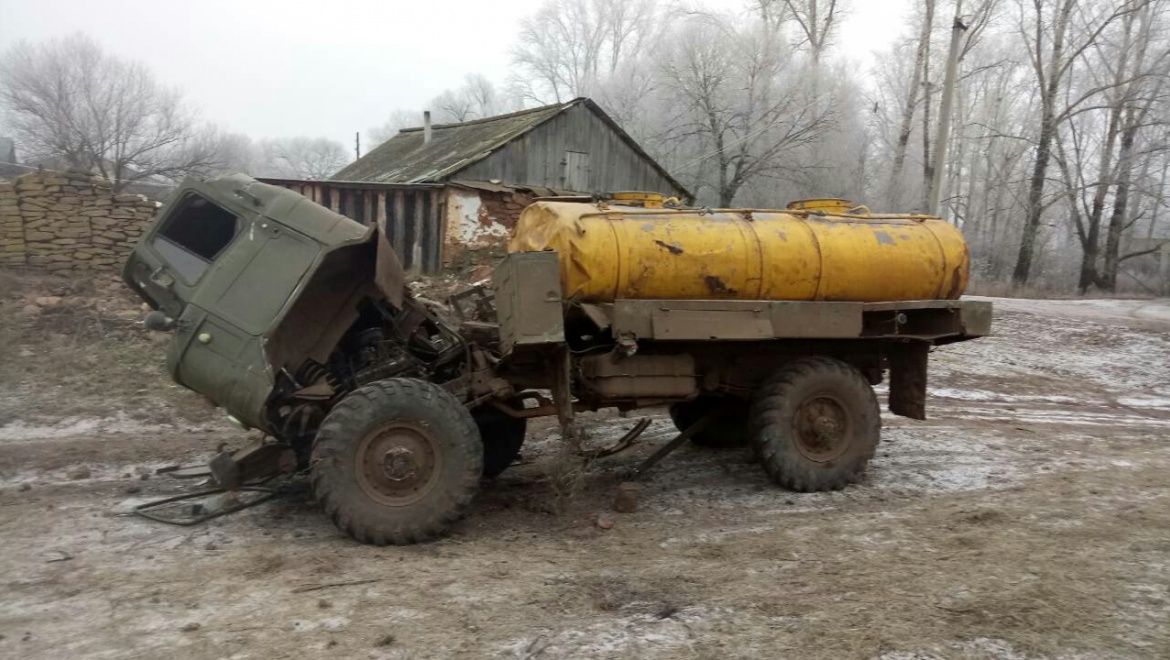 Молоковоз наехал на жилой дом
