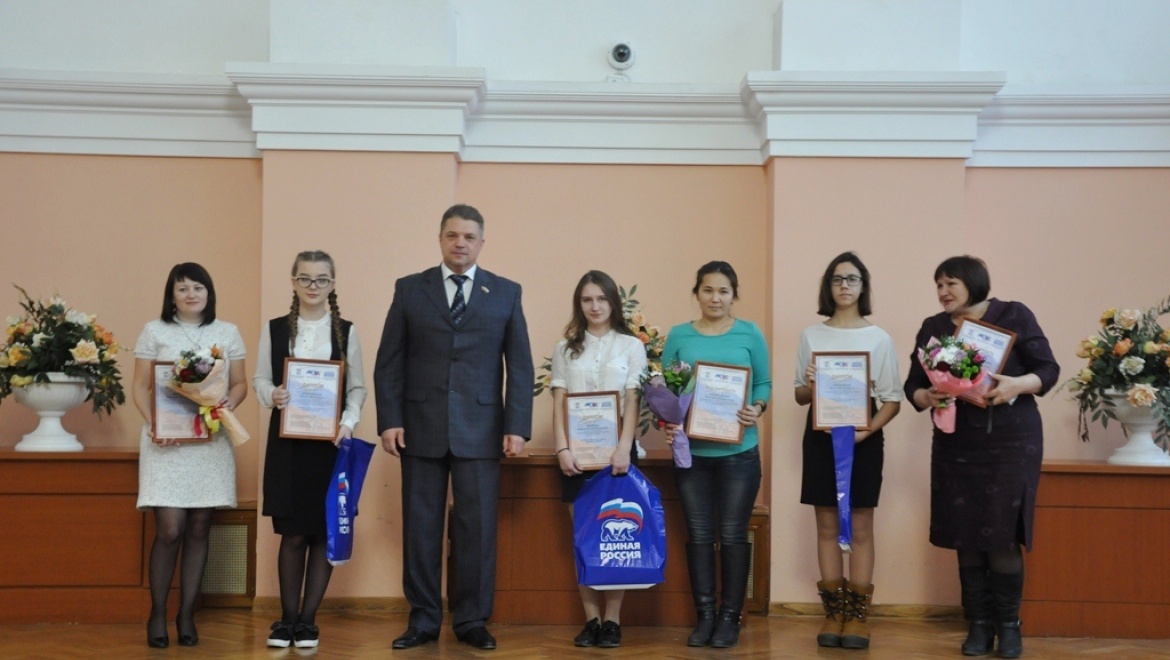 Победители конкурса «Рисуем подвиг» получили награды