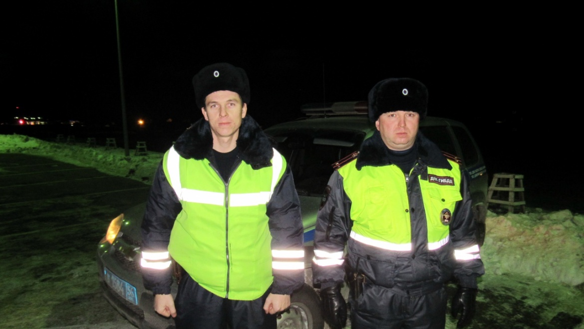 Полицейские спасли замерзающего водителя