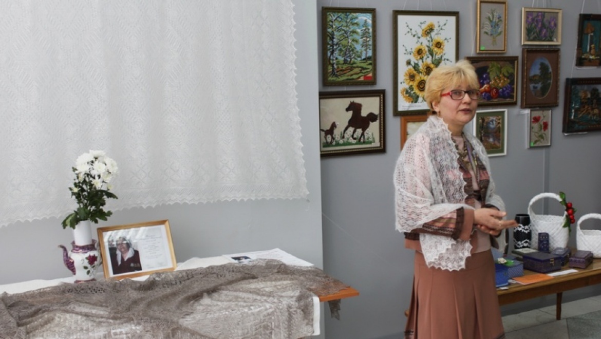 Оренбургская пуховница Рима Якупова представила платок-рекордсмен