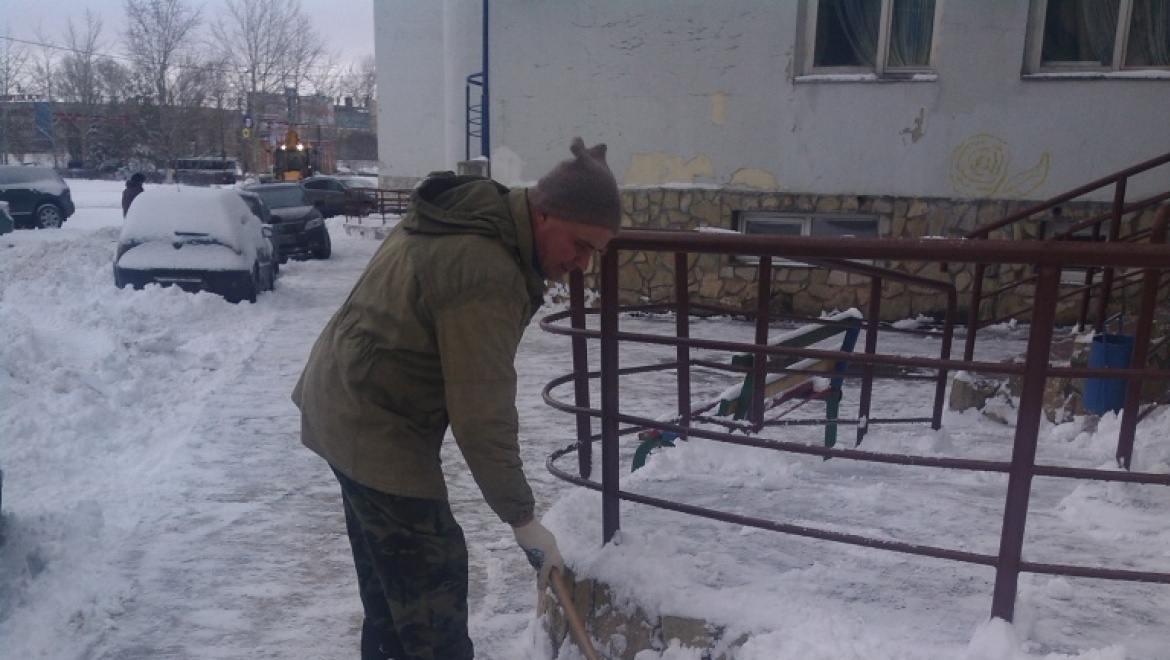 Более 1100 дворников вышли на уборку снега 