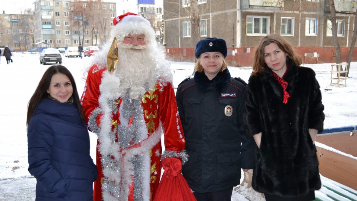 Полицейский Дед Мороз поздравил детей  из многодетных семей