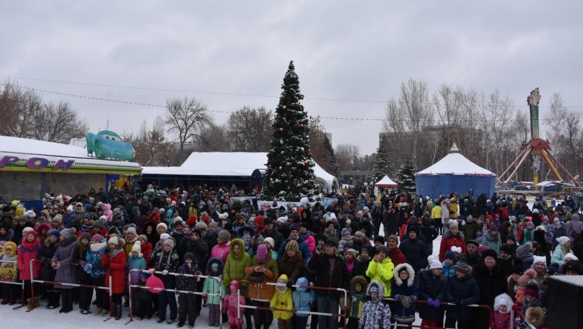 В Оренбурге торжественно открыли главную детскую елку