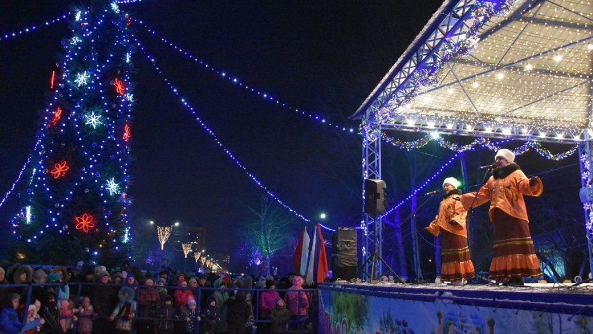 В Оренбурге зажгла огни главная елка Северного округа