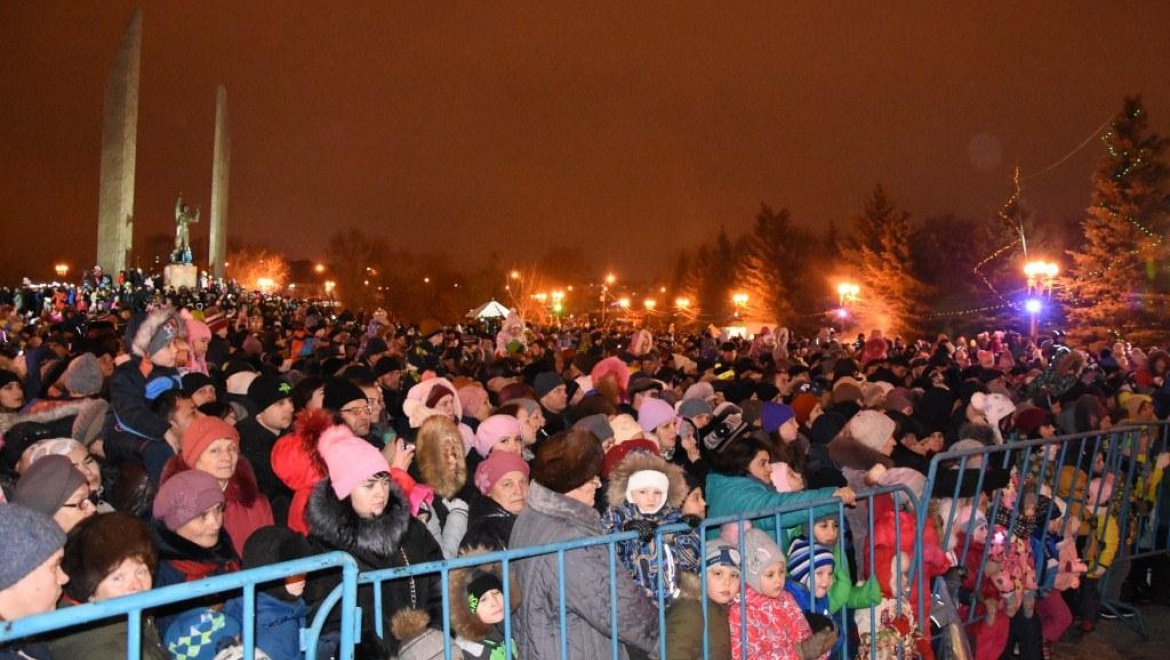 В Оренбурге зажгла огни главная елка Южного округа