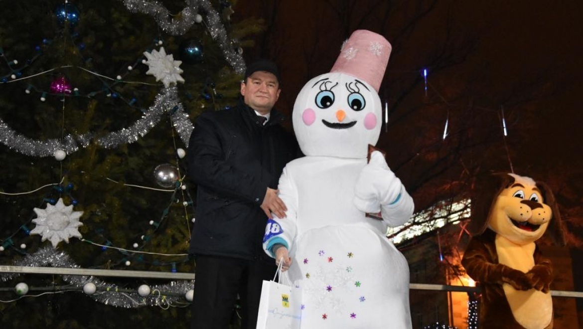 В Оренбурге открылась главная городская елка