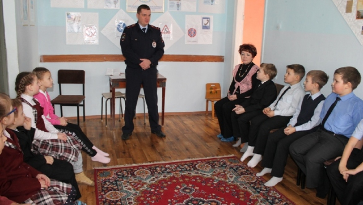 Сотрудники ГИБДД Новотроицка проводят профилактические беседы с детьми