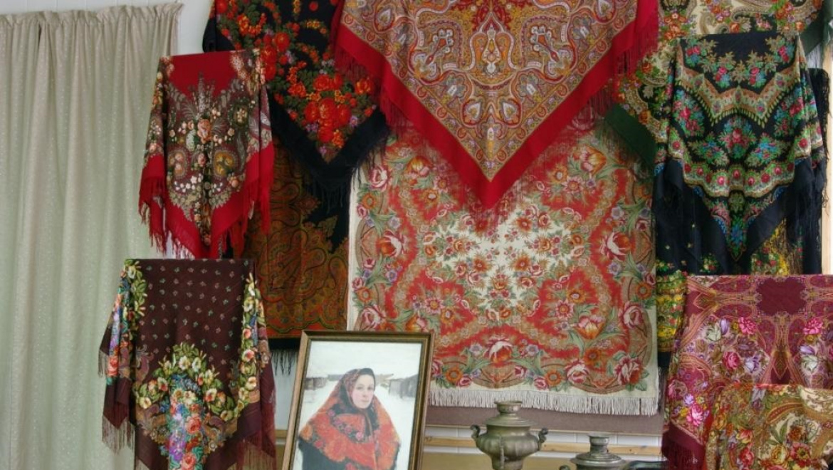 Яркая и зрелищная выставка открылась в Галерее «Оренбургский пуховый платок»