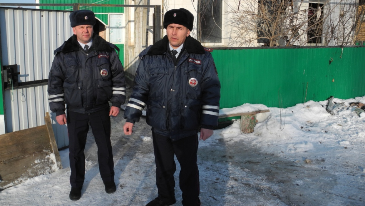 Сотрудниками полиции совместно со спасателями спасена женщина из пожара