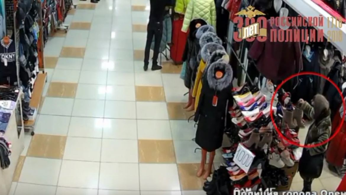 Оренбургскими полицейскими разыскивается подозреваемая в совершении кражи 