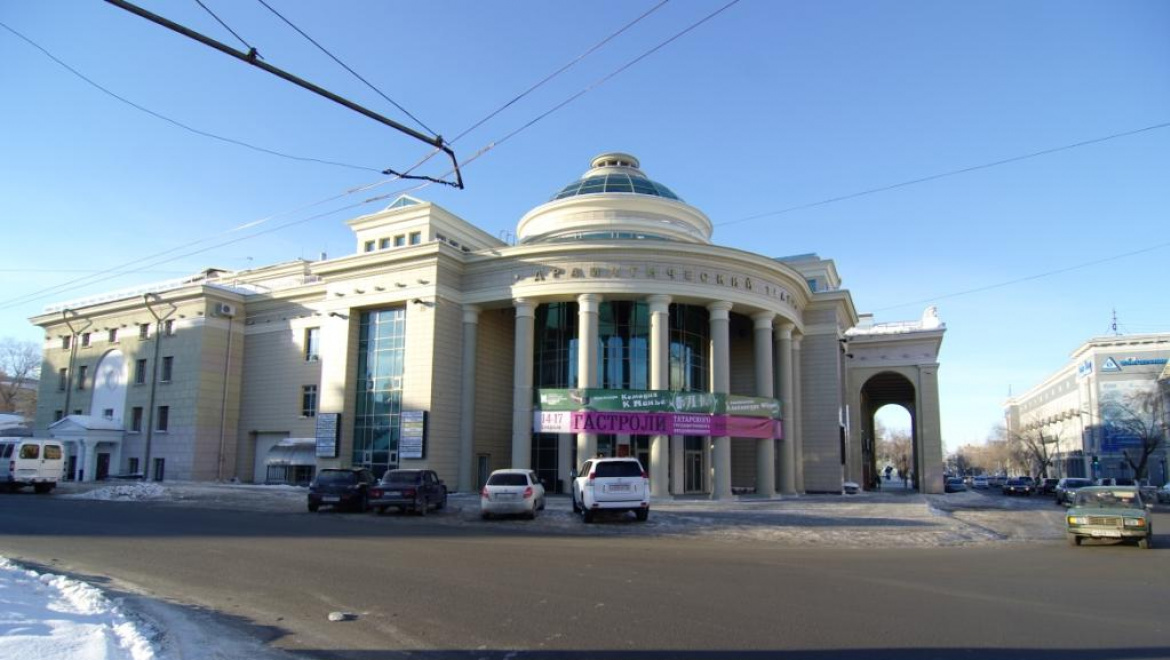 Драмтеатер приглашает зрителей голосистых и не очень