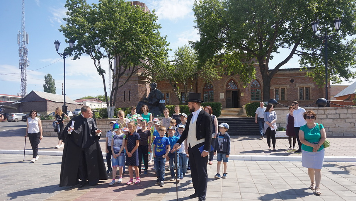 Пушкин и Даль встречали ребят на набережной Урала