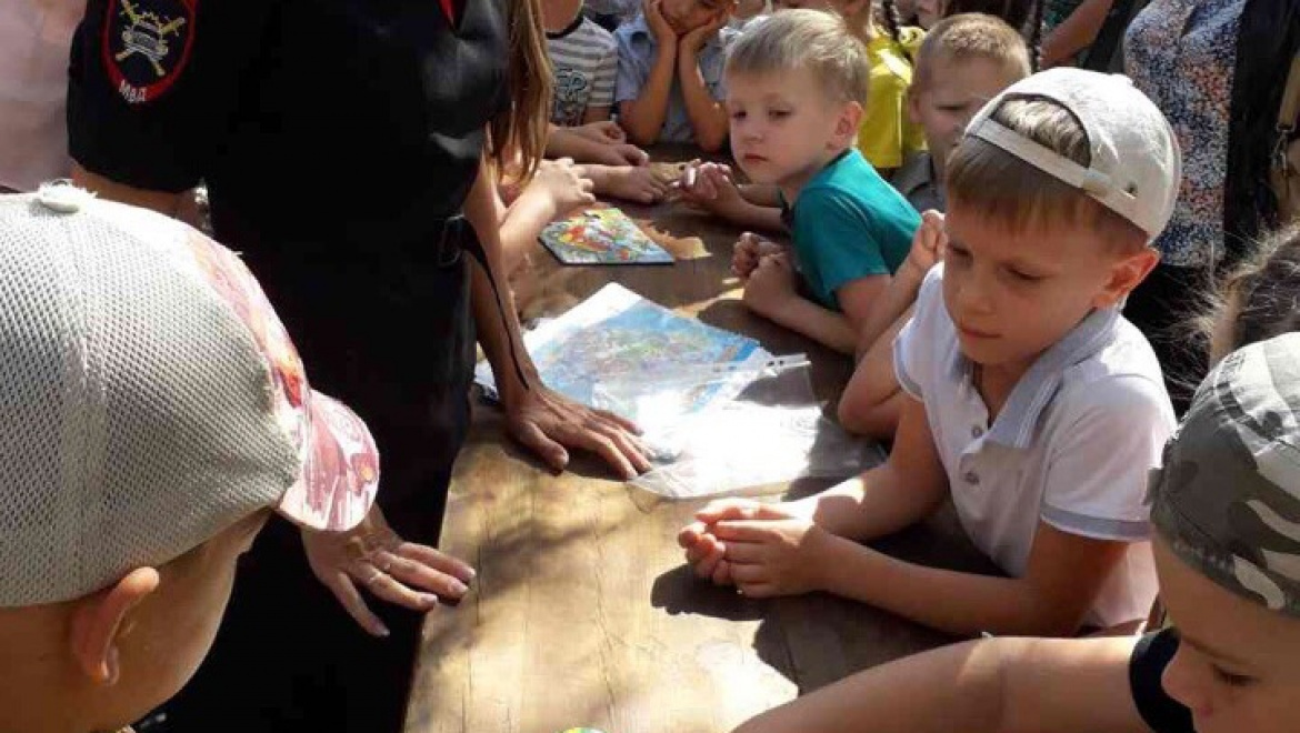 Первоклашки изучали Правила дорожного движения