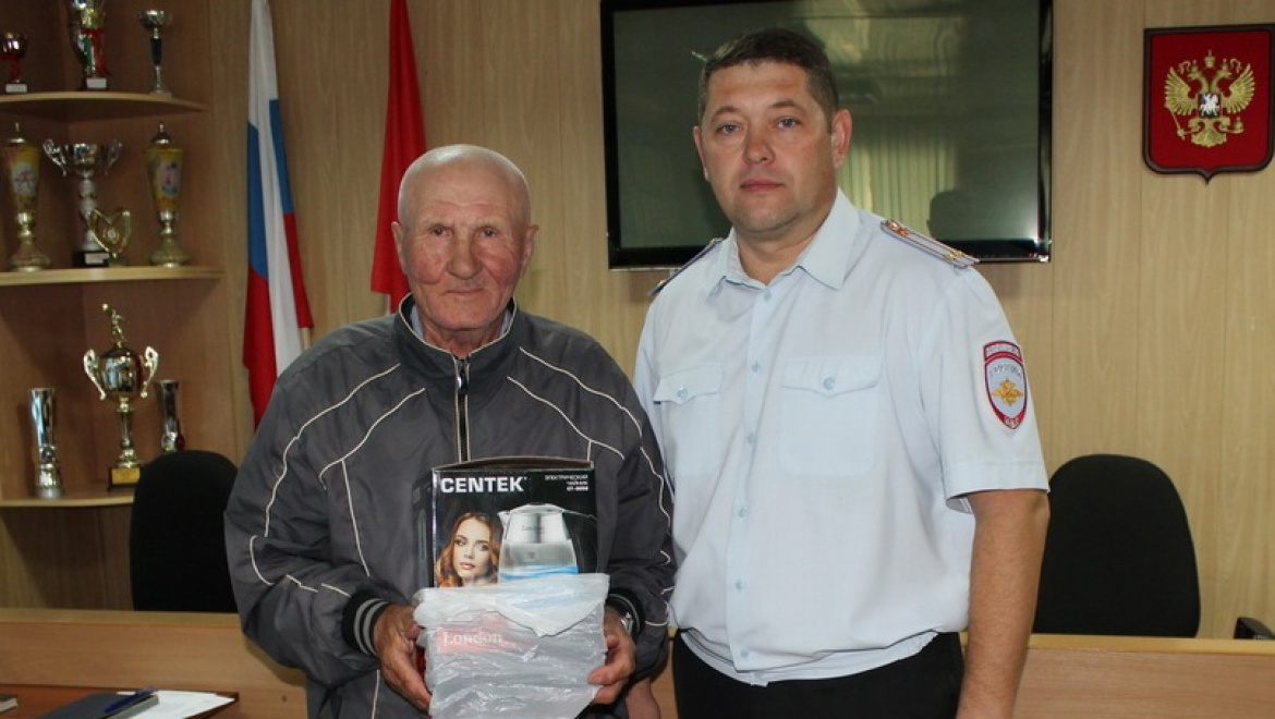 Пенсионеру вручен ценный подарок