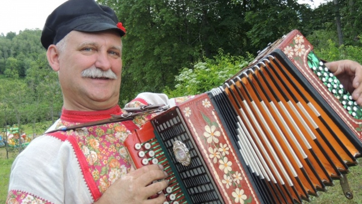 Гармонь живет – душа поет