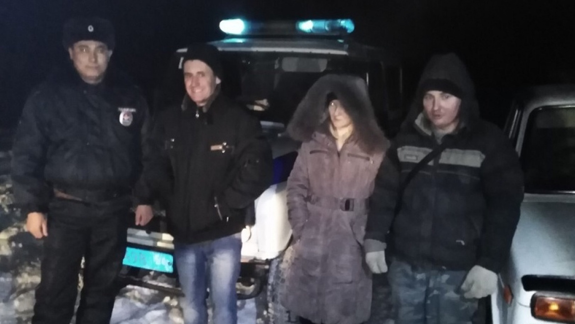 Полицейские пришли на помощь замерзающим в лесу