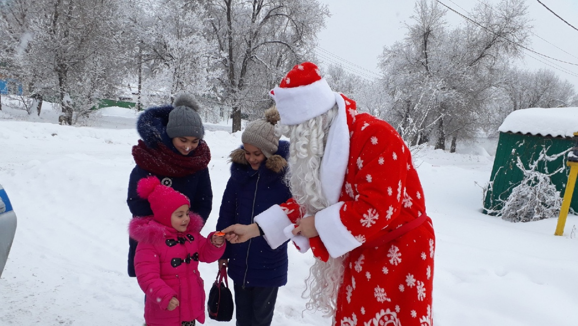 Полицейский Дед Мороз поздравляет ребят Оренбуржья