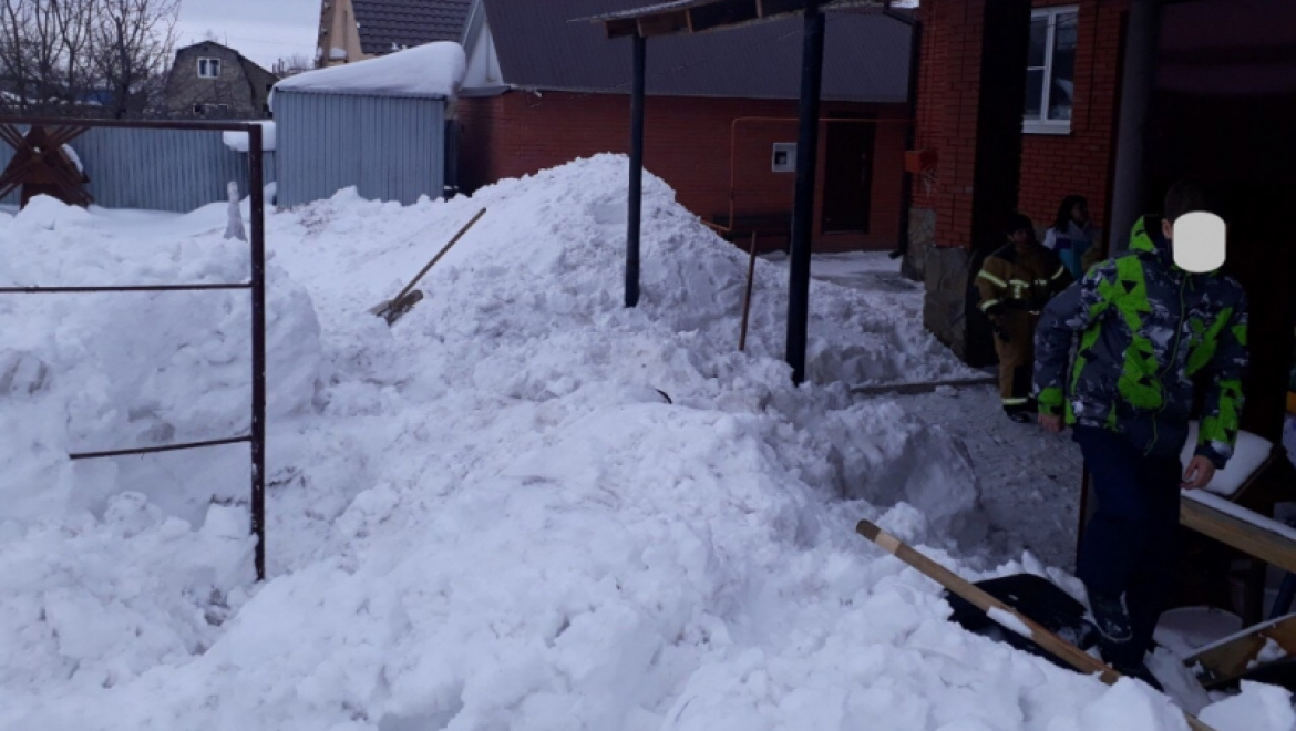 Пожарные спасли мужчину из снежной ловушки  