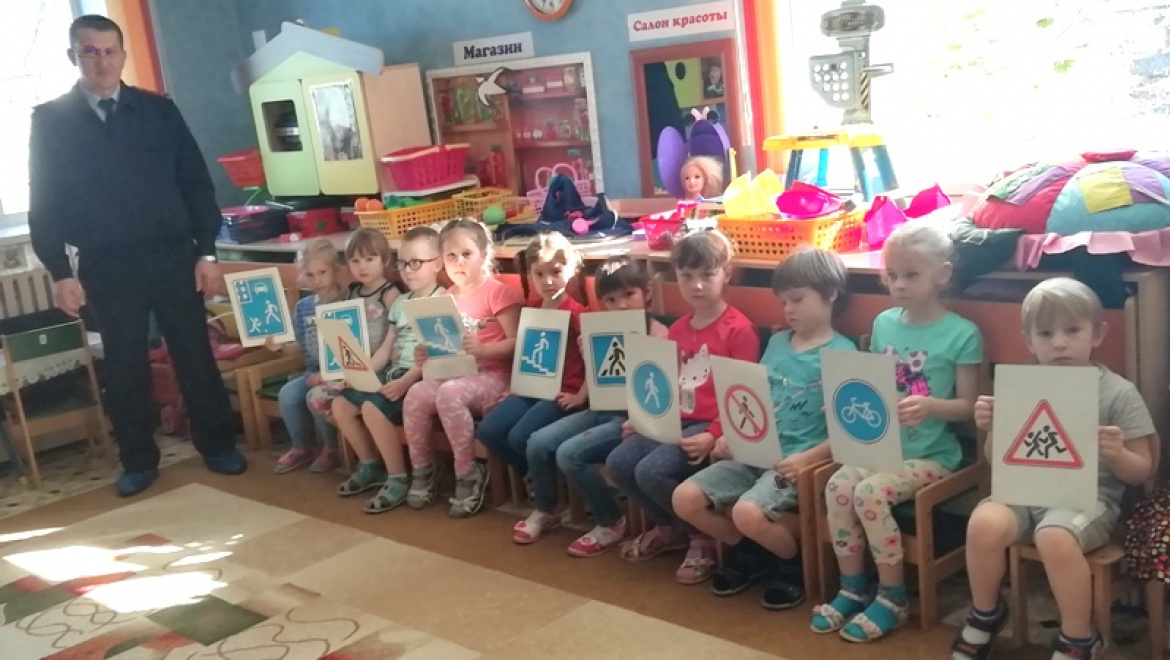 Обучение пешеходов в детском саду поселка Ростоши