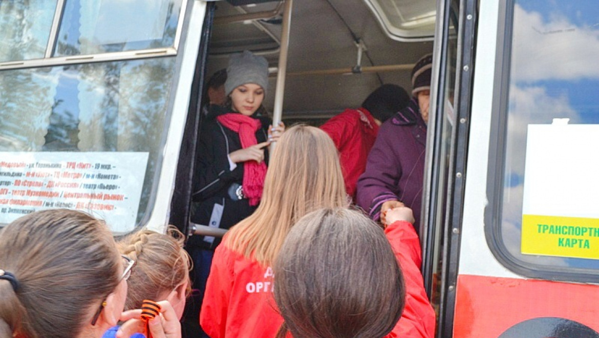 Автоинспекторы ГИБДД вручали оренбуржцам геогриевские ленточки 