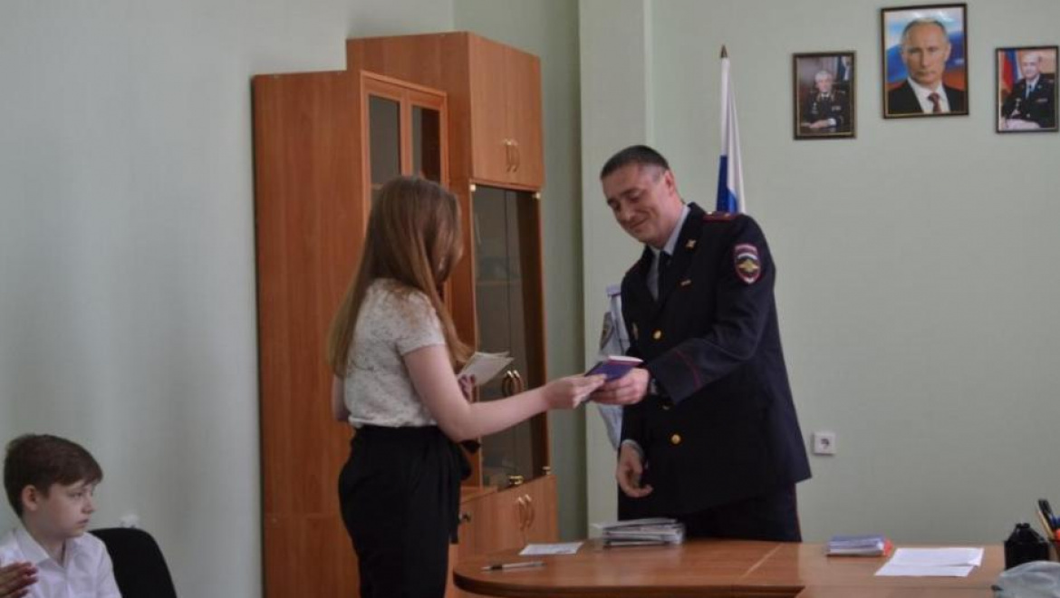 Юным оренбуржцам вручили паспорта гражданина РФ