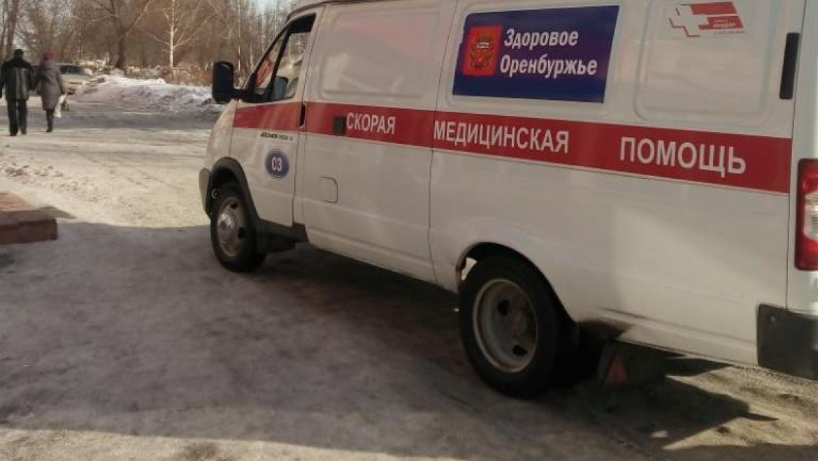 Пожарные и врачи скорой помощи спасли женщину, выпавшую из окна 