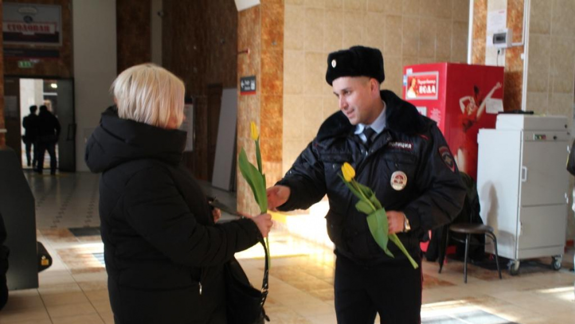 Транспортные полицейские Оренбурга дарили женщинам цветы
