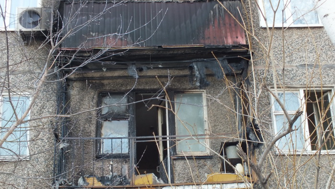 Сотрудники полиции уголовного розыска потушили огонь на балконе