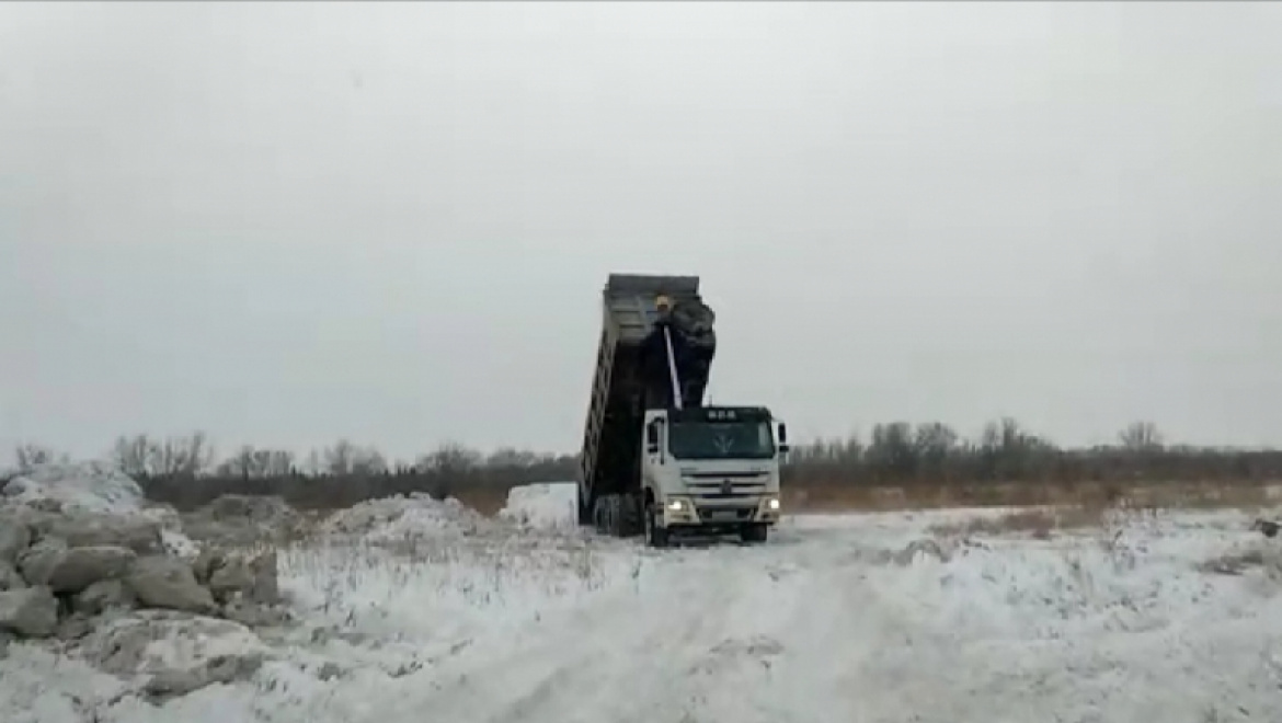 Коммунальщики сбрасывают снег в пойму реки Урал