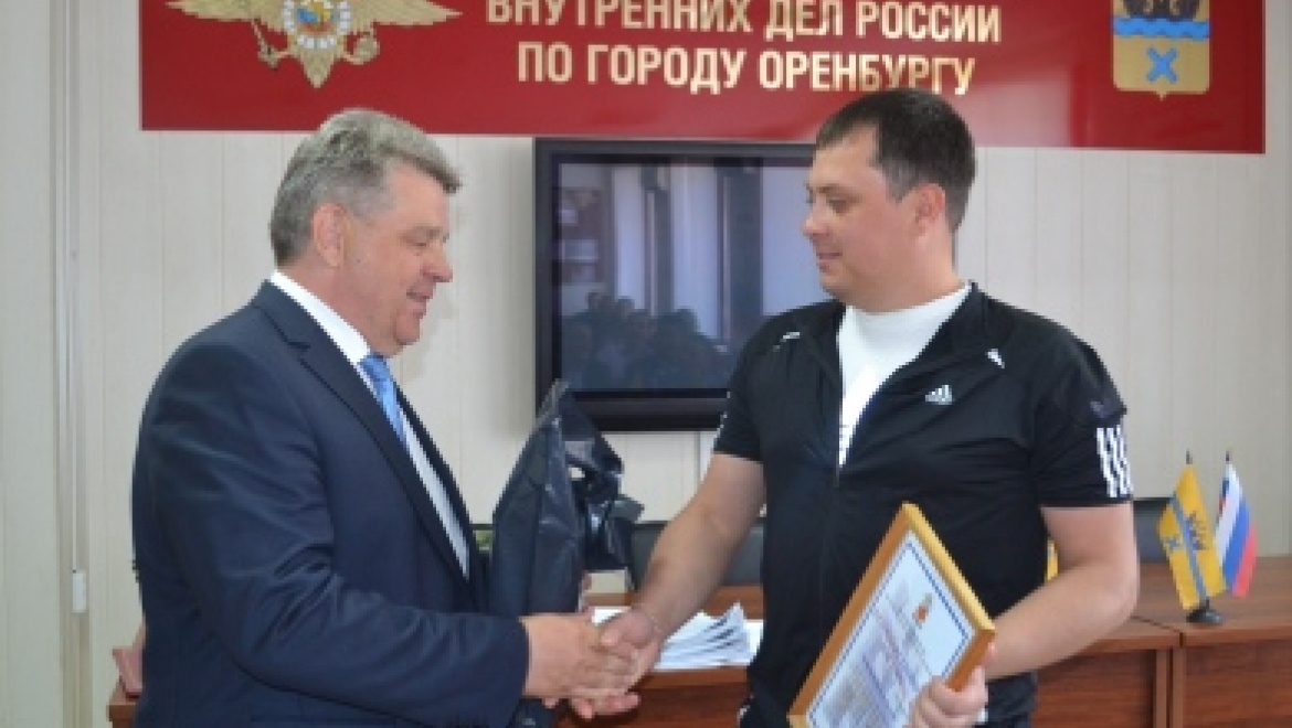 Начальник УМВД наградил гражданина, оказавшего содействие в задержании грабителя