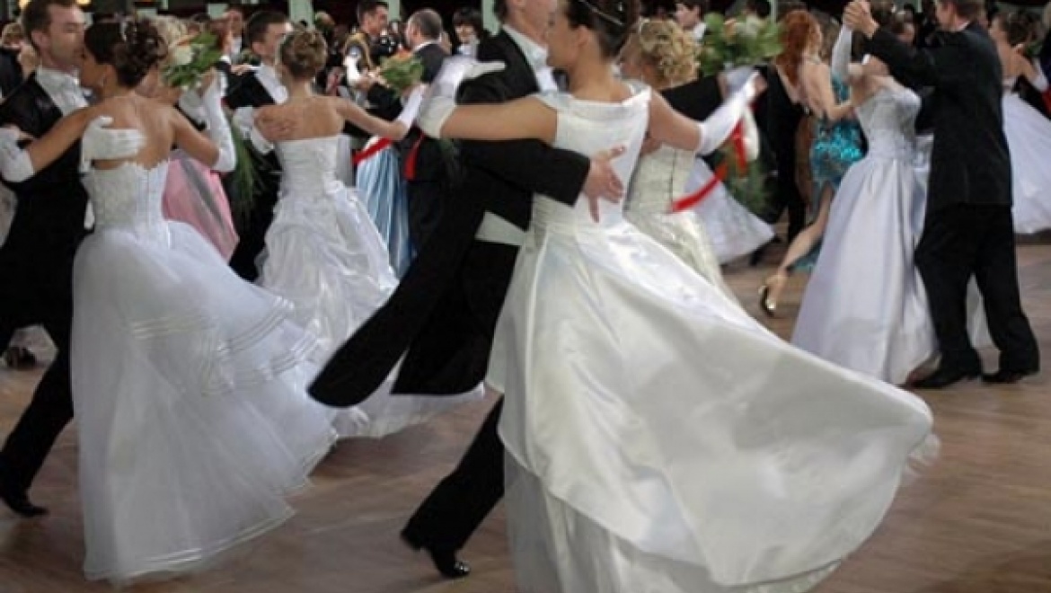 2000 выпускников станцевали вальс