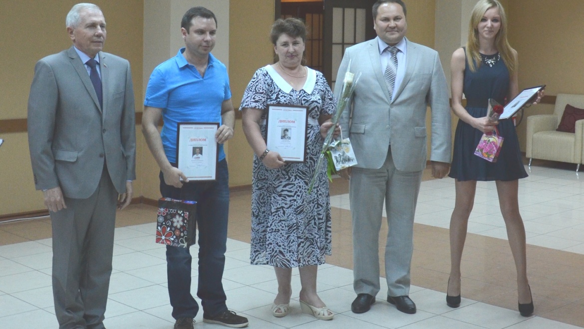 Представители почты поздравляют журналистов   