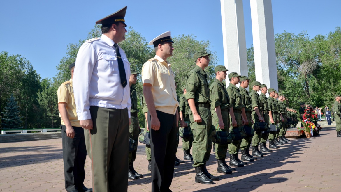 Сорок призывников торжественно проводили в Оренбурге на службу в Вооружённые Силы РФ