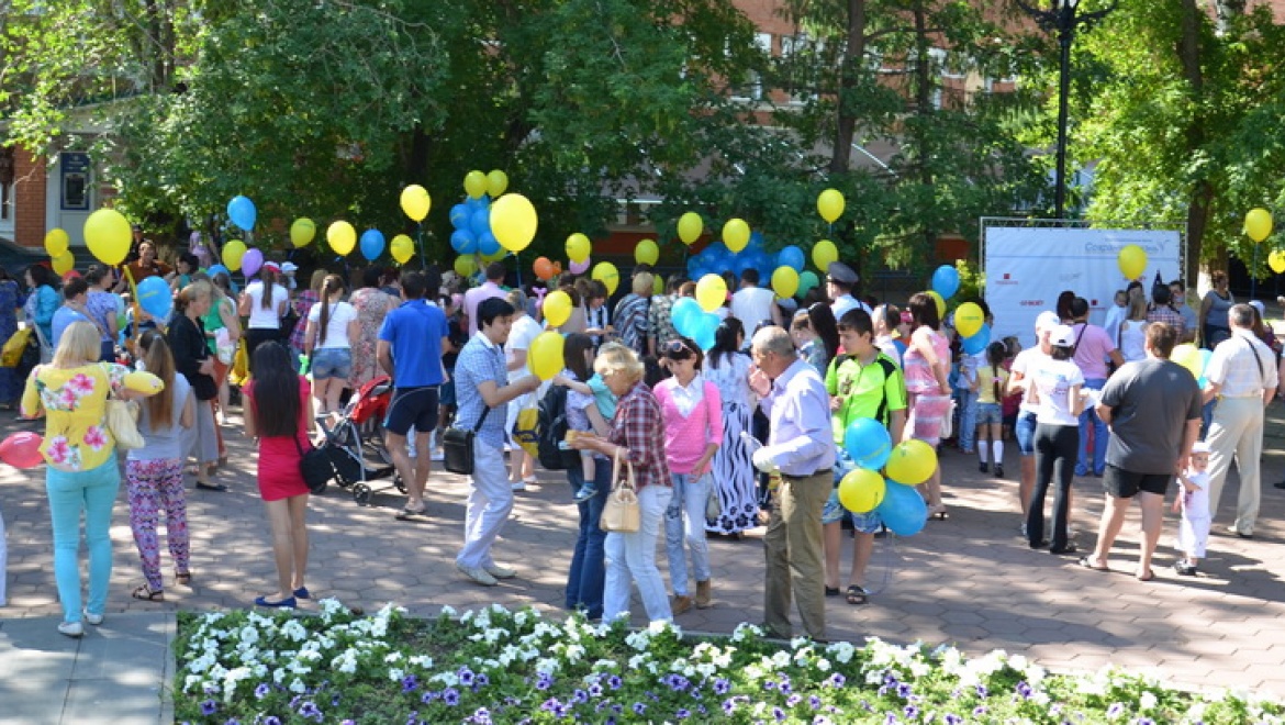В Оренбурге прошел флешмоб «Дети – это…»!