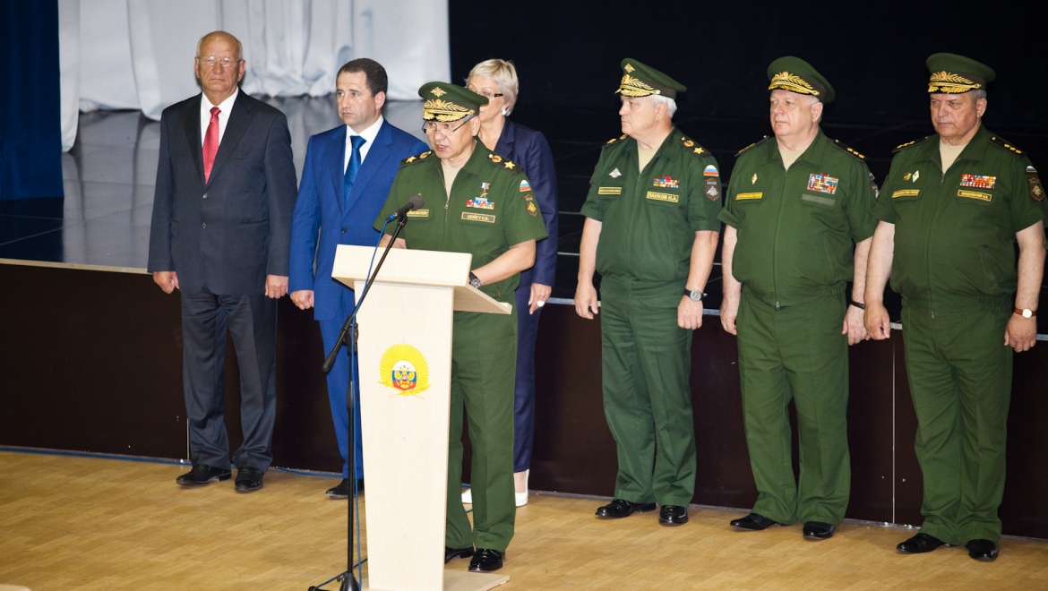 Сергей Шойгу и Михаил Бабич поздравили первых выпускников Оренбургского президентского кадетского училища
