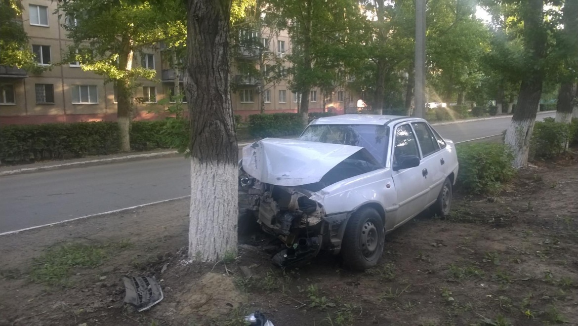 Подросток сел за руль, не справился с управлением и врезался в дерево