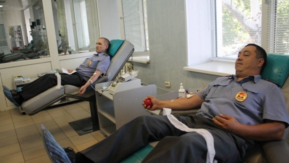 Полицейские сдали кровь