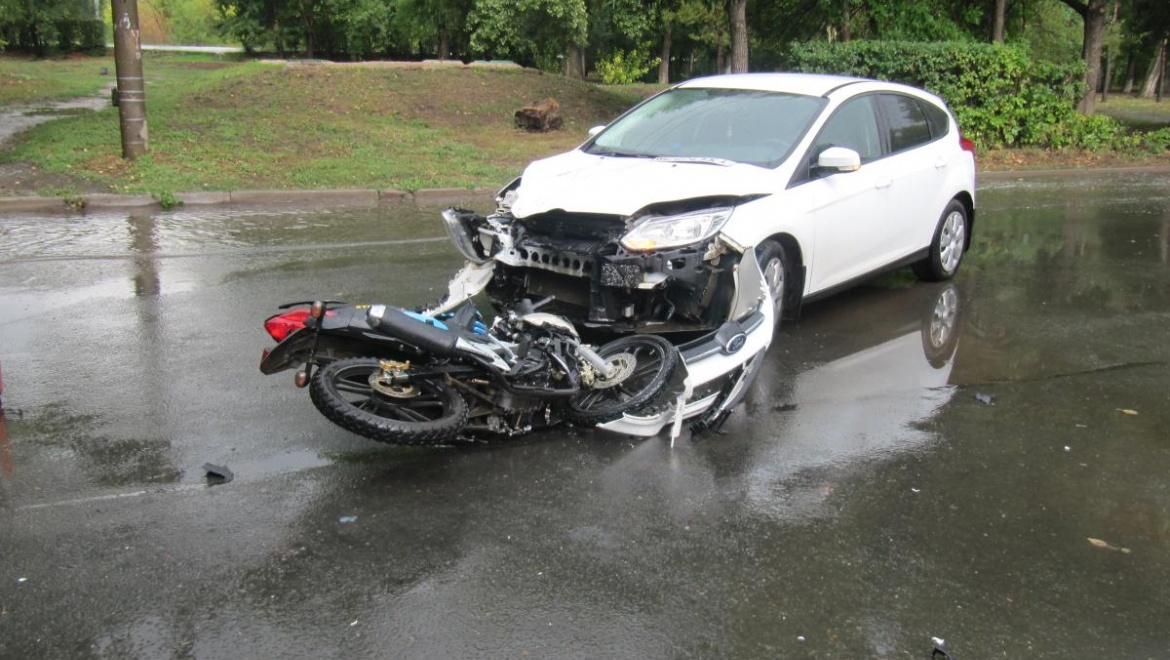 Водитель иномарки сбил скутериста