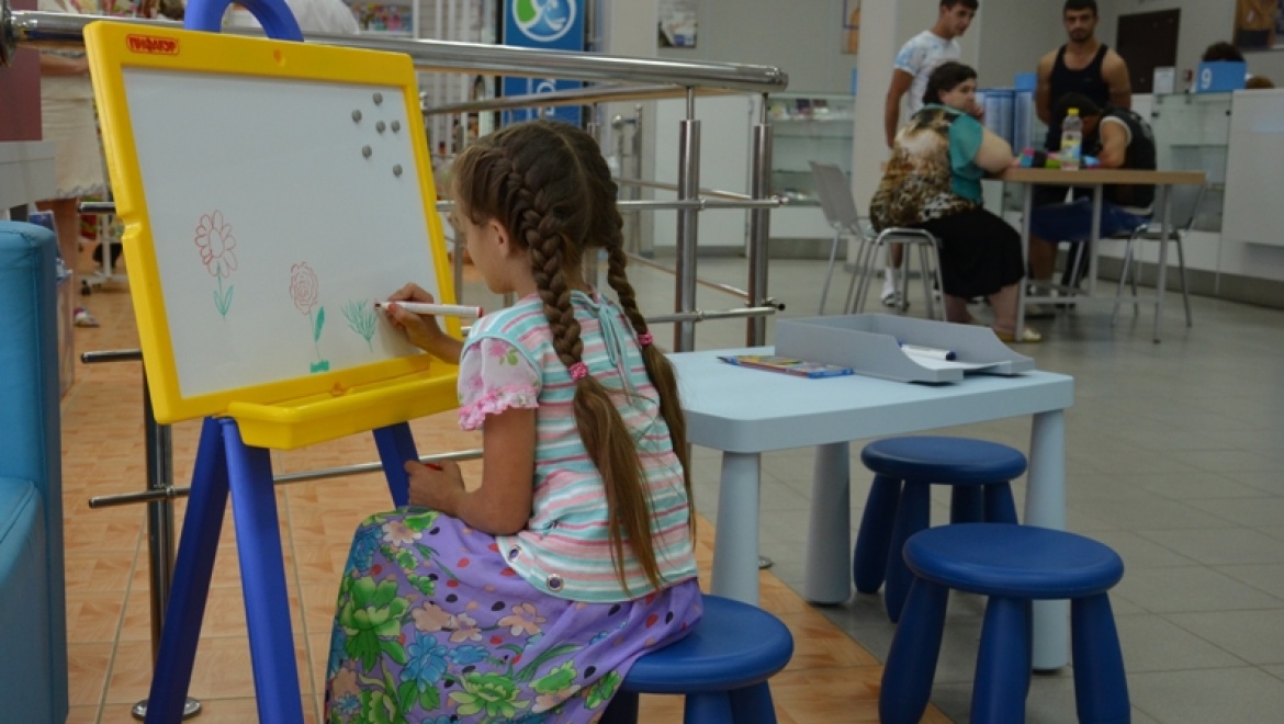 В почтовых отделениях Оренбуржья появились игровые зоны для юных клиентов