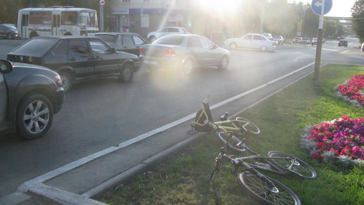 Водитель "Мицубиси" сбил велосипедиста в центре города